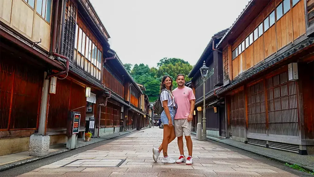 Nosotros en una de las calles del barrio de las geishas y maikos, es un lugar imprescindible que visitar en Kioto