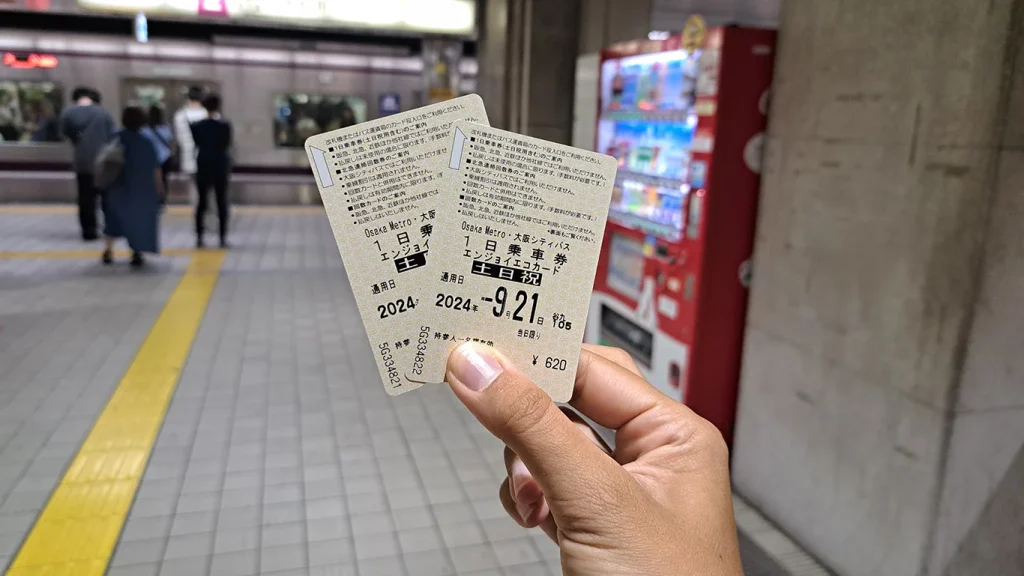 Noelia sujetando los bonos de 24 de la ciudad de Osaka en Japón