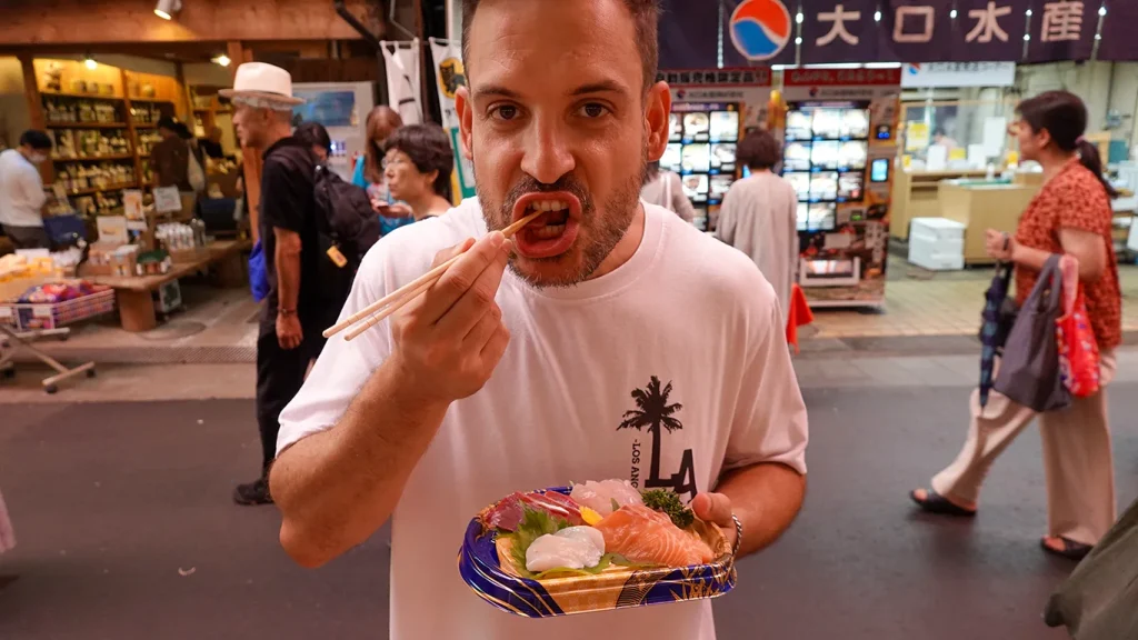 Comiendo sushi en el Mercado Omicho de Kanazawa, en el mercado mercado más grande de Kanazawa