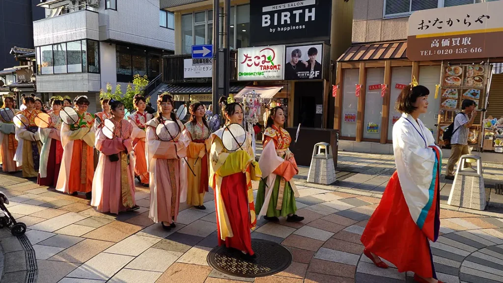 Uno de los desfiles con trajes de la era Heian en Nara