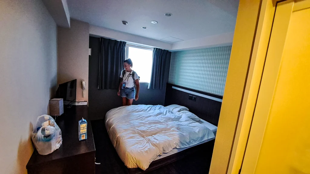 Cama con televisor en Tower Hotel Annex Kioto, hotel al lado de la estación de Kioto