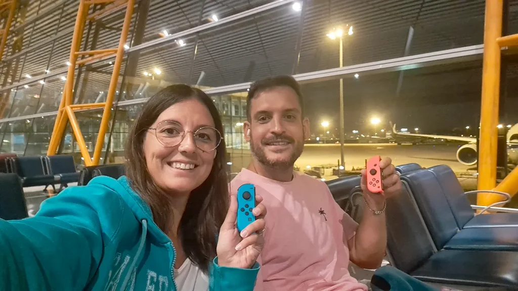 Nosotros jugando a la switch en el aeropuerto en la larga escala