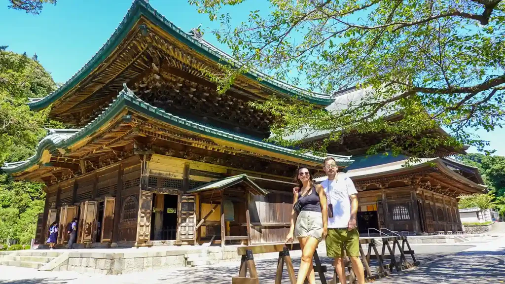 Templo Hasedera en Kamakura, dos pabellones con techos verdes y enormes