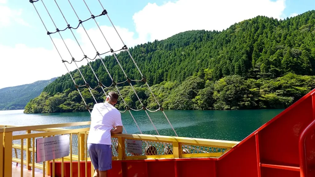 Barco pirata en Lago Ashi cerca del Monte Fuji