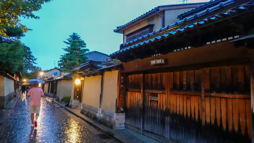 Lluvias en Kanazawa en una calle llena de casas típicas de samurais