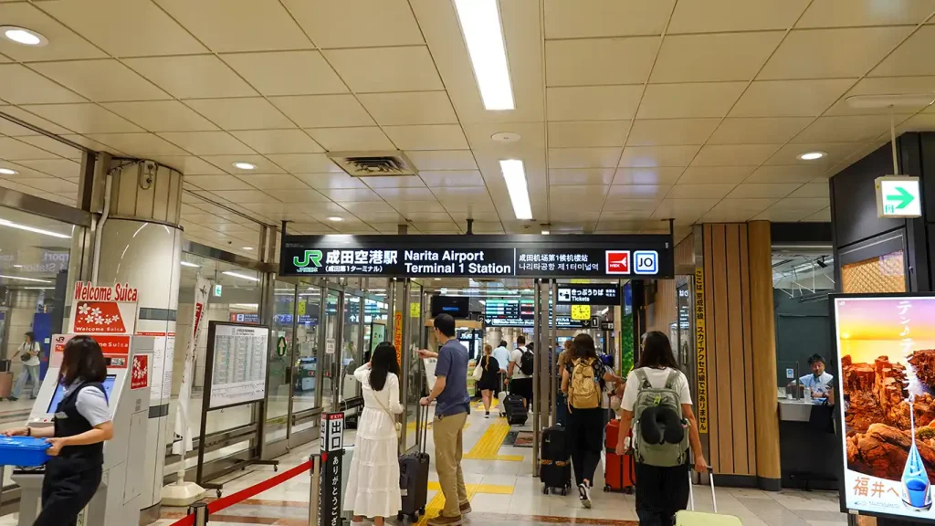 Entrada al Tren Narita Express de la terminal del aeropuerto de Narita Tokio.