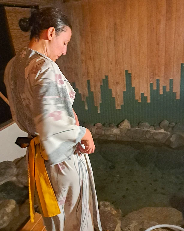 Noelia con un yukata en un onsen en el hotel en Takayama