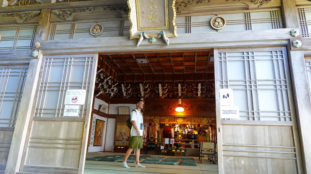 Joan descalzo en un templo