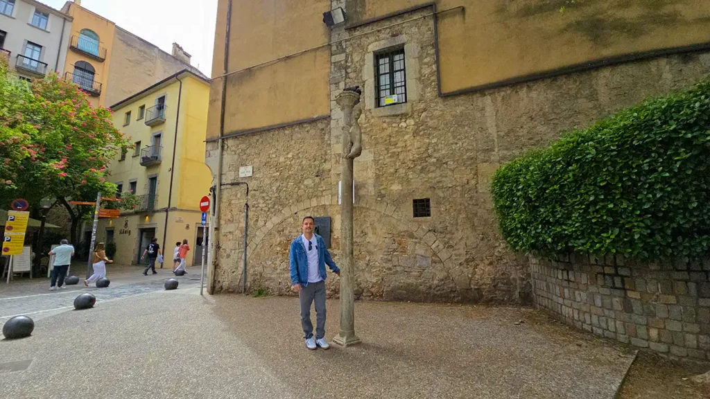 Joan en la escultura de la "leona" de Girona