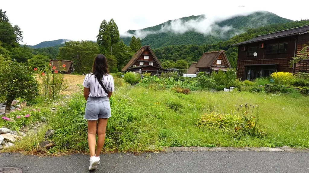 Noelia en Shirakawago con casas tipicas de los Alpes Japoneses