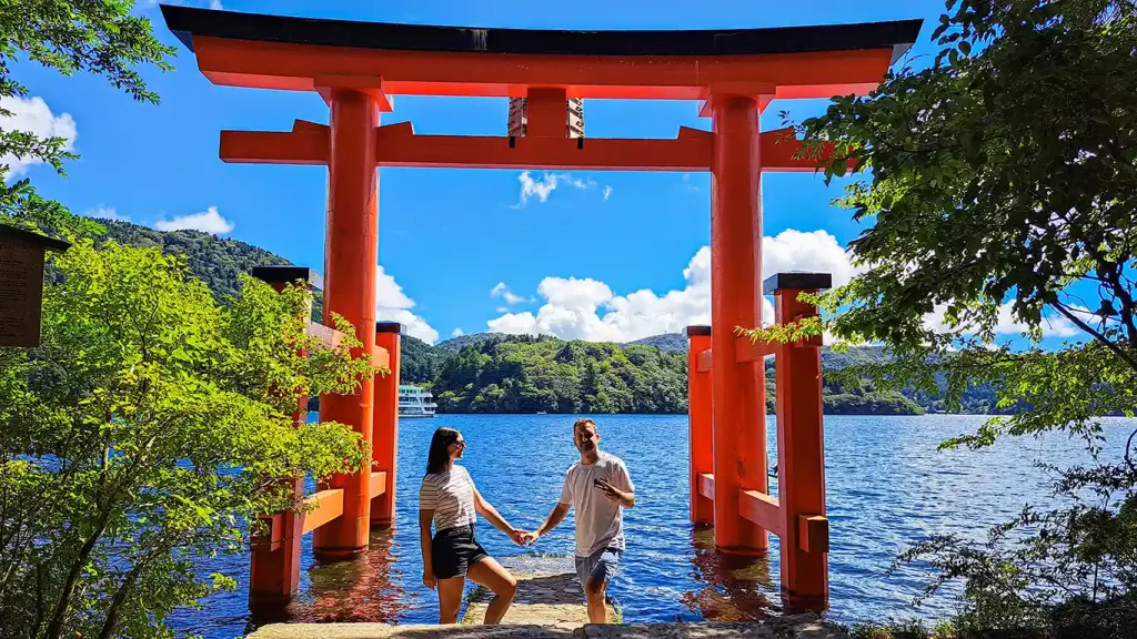 Tori en el Lago Ashi en Hakone
