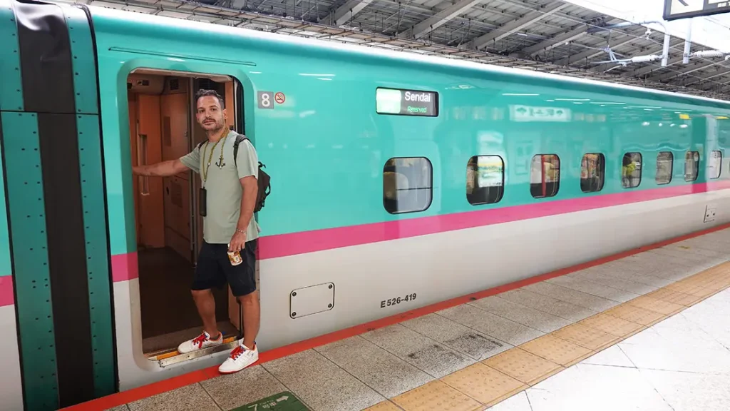 Subiendo al tren con el JR Pass dirección Sendai en Japón