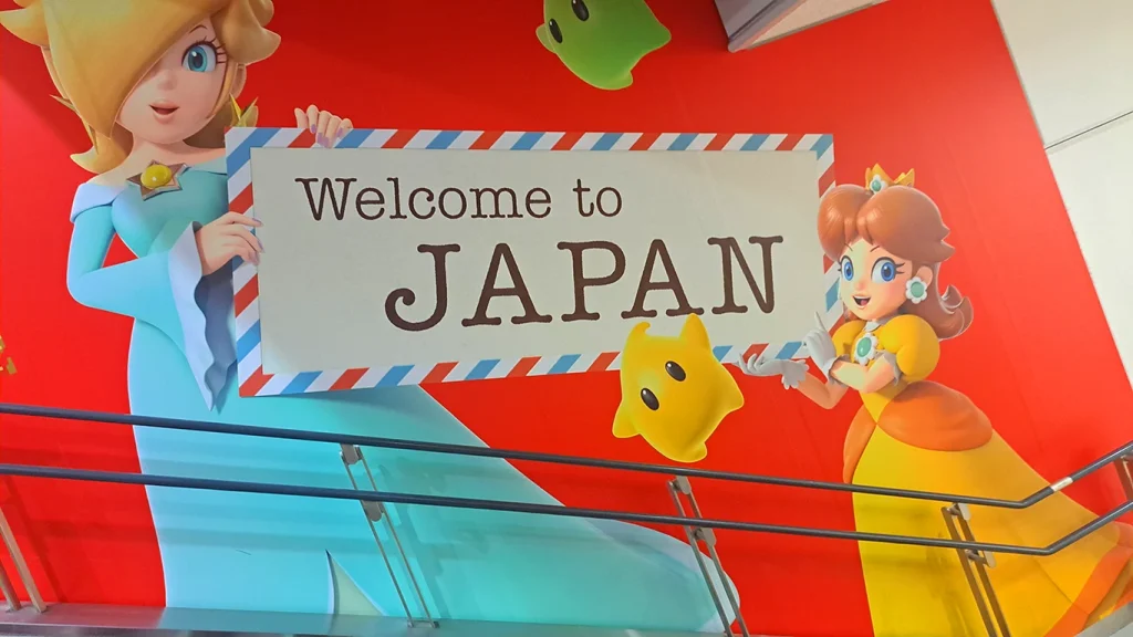 Mural de Welcome to Japan a la llegada al aeropuerto de Tokio
