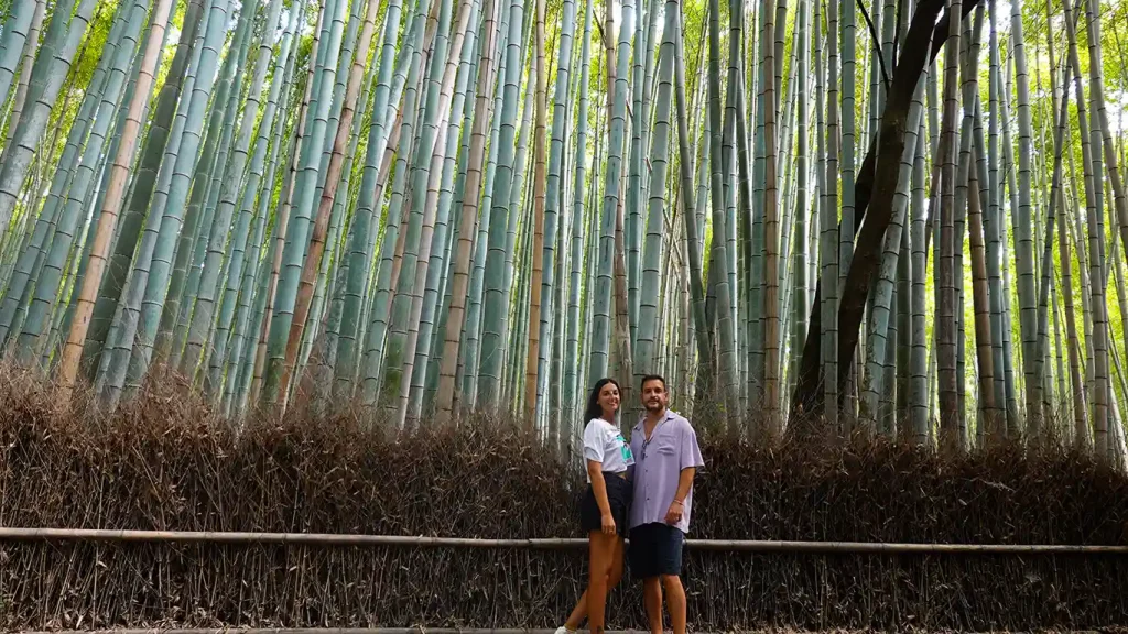 Noelia y Joan en un bosque de bambú en Kamakura