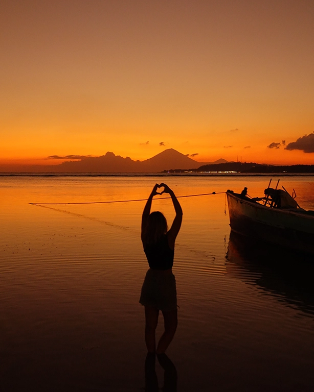 Noelia en las Gili Air junto a un atardecer, Indonesia