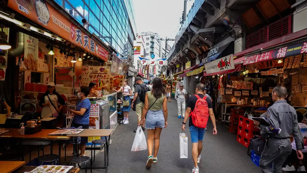 Noelia paseando por las calles del barrio Ueno en Tokio