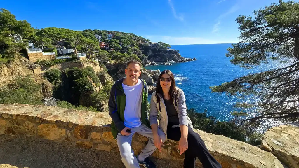 Noelia y Joan en el Camí de ronda de la Costa Brava