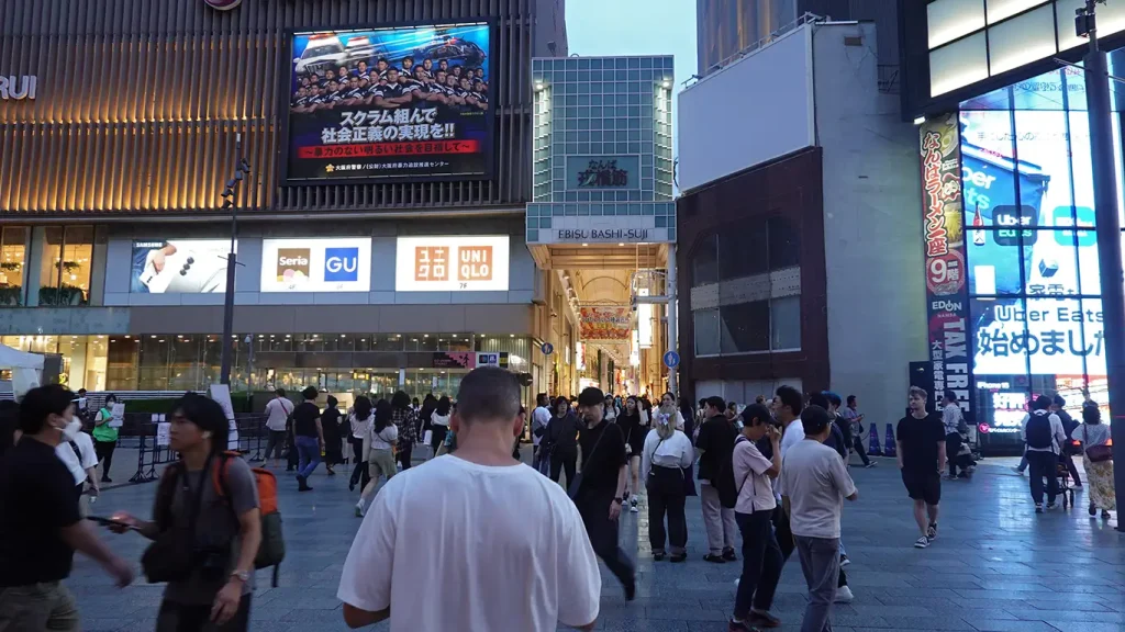 De compras por las numerosas calles llenas de gente en Osaka