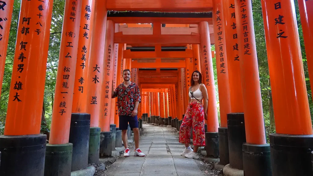 Numerosos torii en Fushimi Inari, un plan imprescindible en Japón