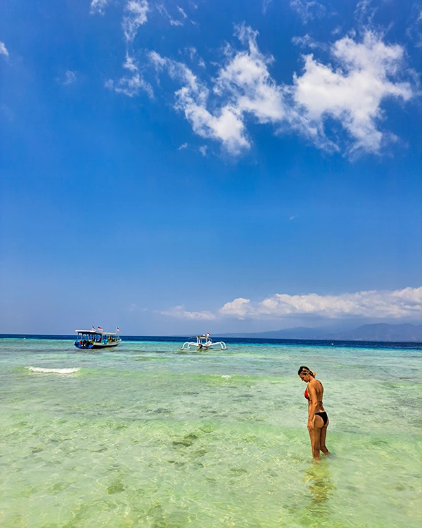Noelia en la playa de la Isla Gili Meno en Indonesia