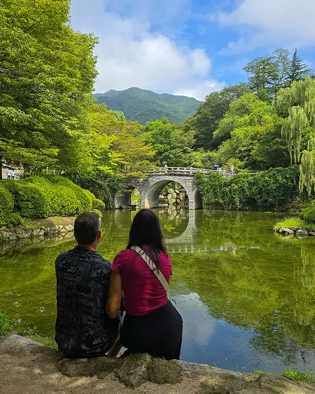 Nosotros en unos jardines del Templo Bulguksa, Gyeongju