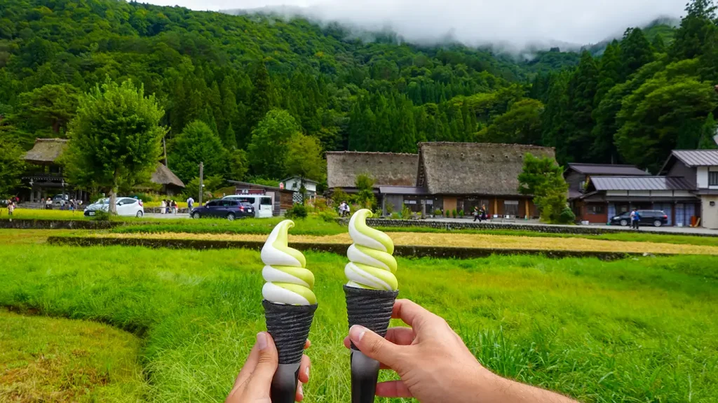 Probando los helados de Té matcha en Shirakawago, Japón