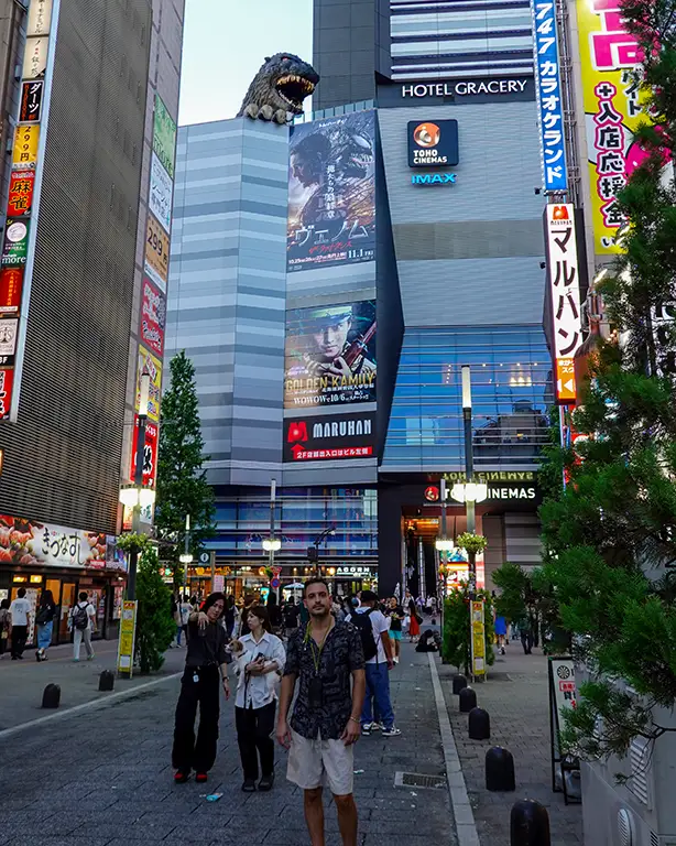 Joan en la entrada del hotel Gracery en Tokio