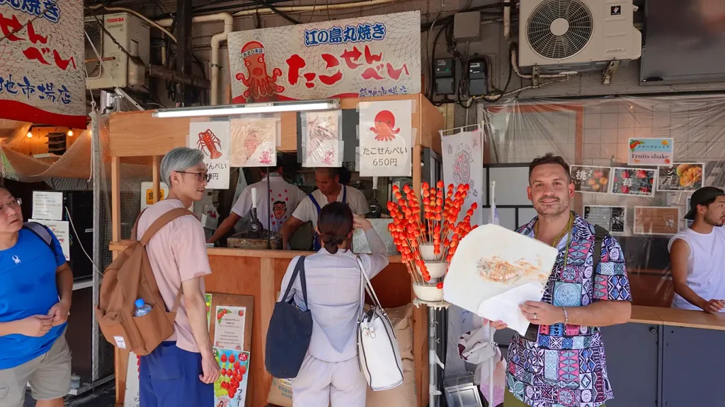 Comiendo una langosta sobre una lámina en el viral Mercado de Tsukiji