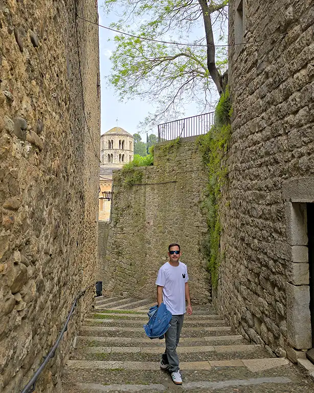 Joan paseando por los alrededores de la muralla de Girona