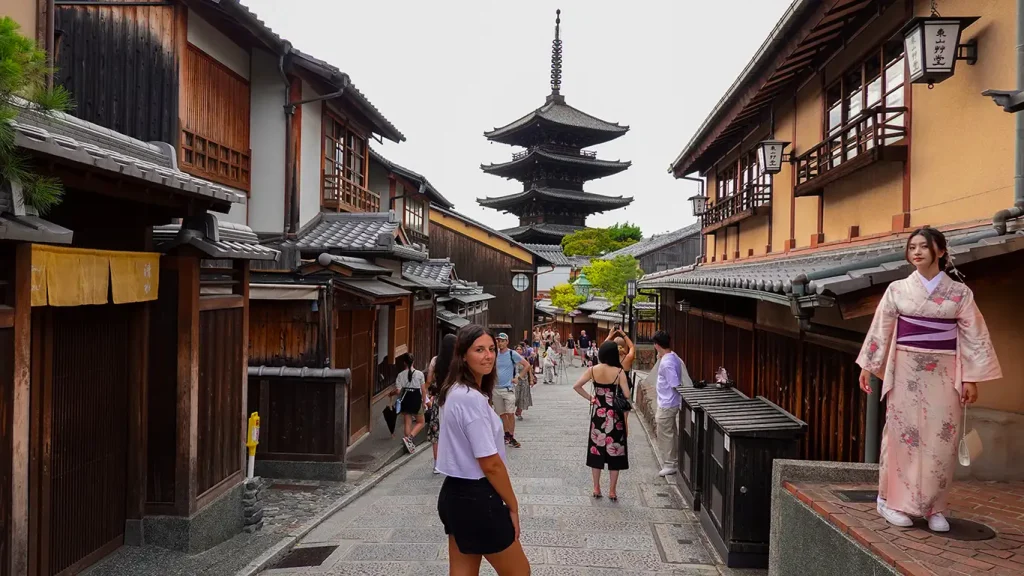 Noelia en Kioto junto a la famosa pagoda