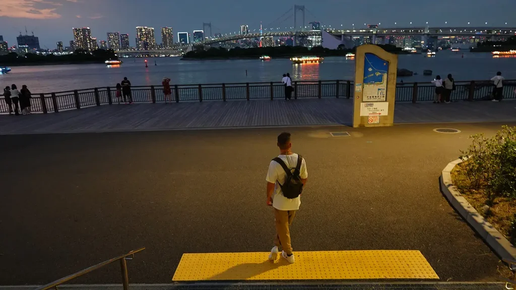 Joan viendo el atardecer en Odaiba con el skyline de Tokio de fondo