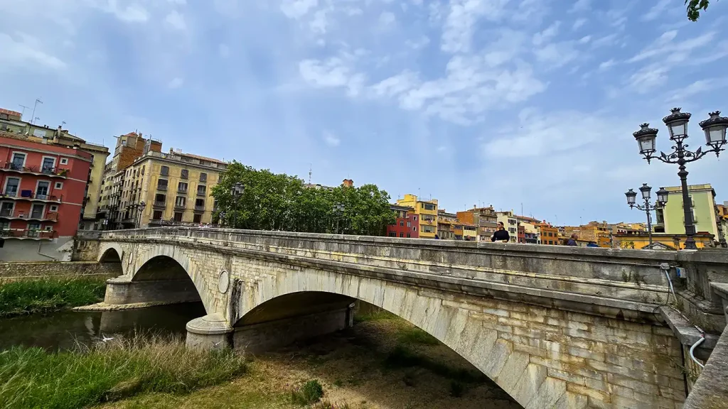 Noelia en el puente de Piedra de Girona