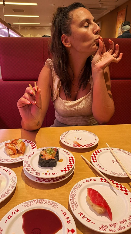 Noelia en un restaurante recomendado por la App