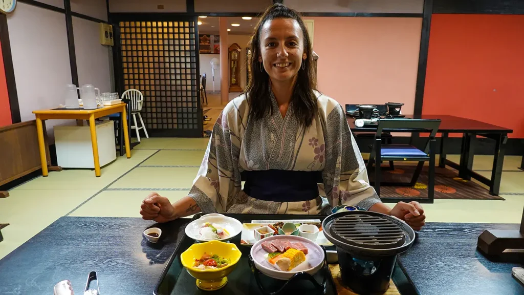 Noelia en la cena de nuestro Ryokan en Takayama