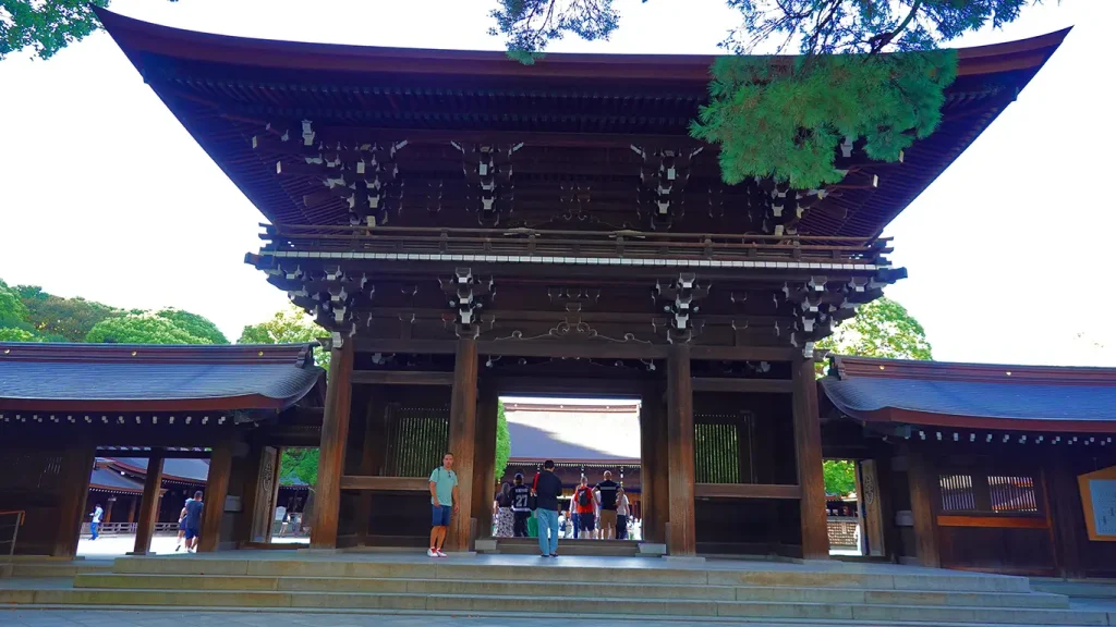 Santuario Meiji en el Parque Yoyogi es uno de los más grandes y bonitos de Tokio