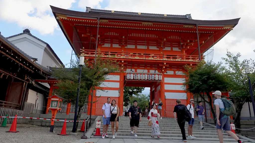 Una de las puertas principales del Santuario Yasaka junto a las escaleras de acceso