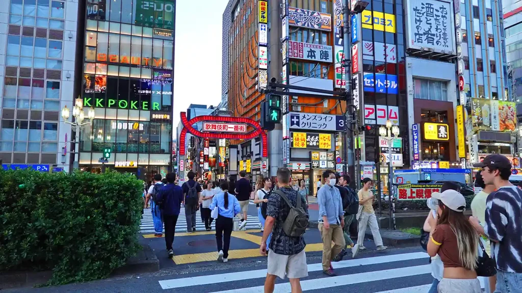 Joan paseando por una de las calles del barrio de Shinjuku en Tokio