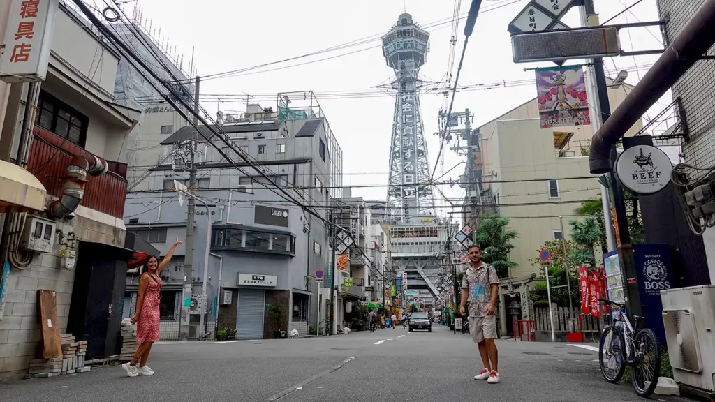 Vistas hacia la Torre Tsutenkaku, en Shinsekai, un barrio que mantiene el aire tradicional de Japón