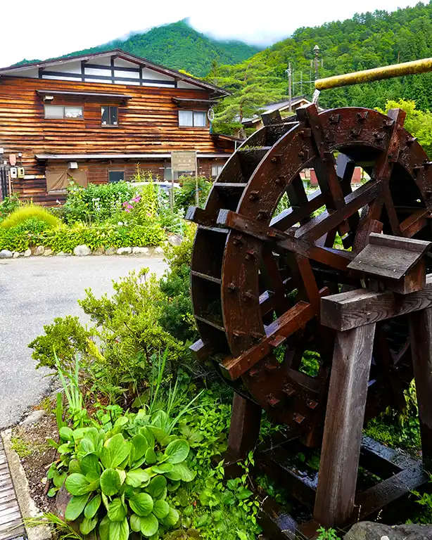 Molino de agua hecho de madera en funcionamiento en la aldea Shirakawa-go, Japón