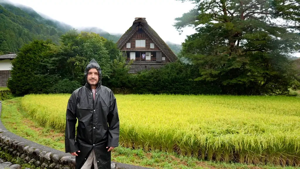 Joan con chubasquero para la lluvia en Shirakawa-go