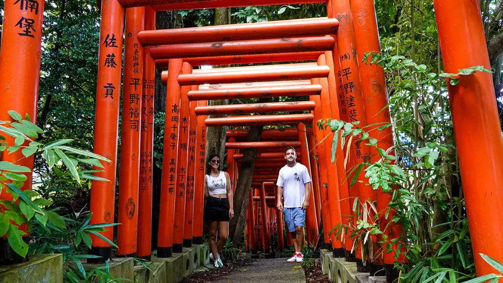 Noelia y Joan visitando unos Toriis de Kanazawa