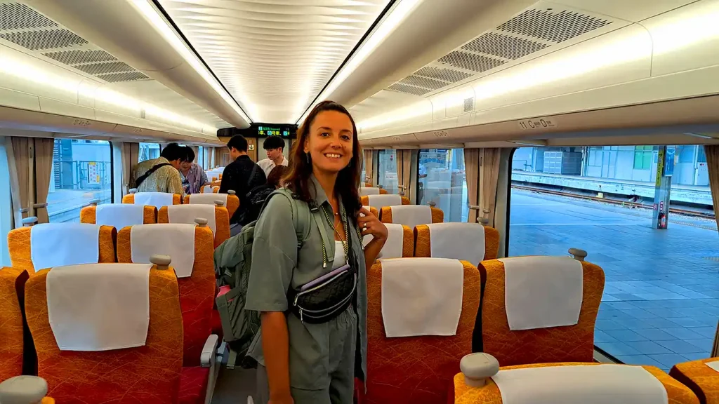 Noelia interior del tren Hida camino a Takayama, Alpes Japoneses