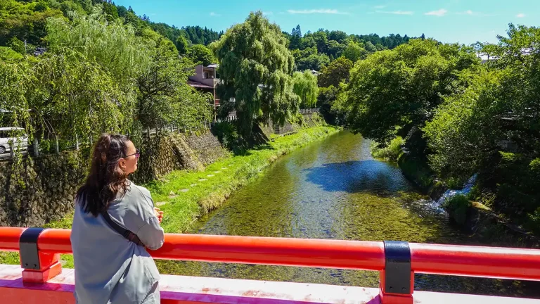 Noelia en un puente de los Alpes Japoneses de Japón