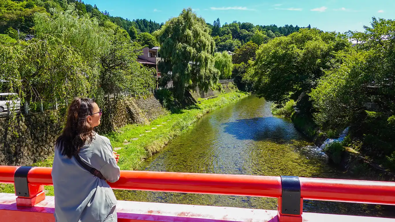 Noelia en un puente de los Alpes Japoneses de Japón