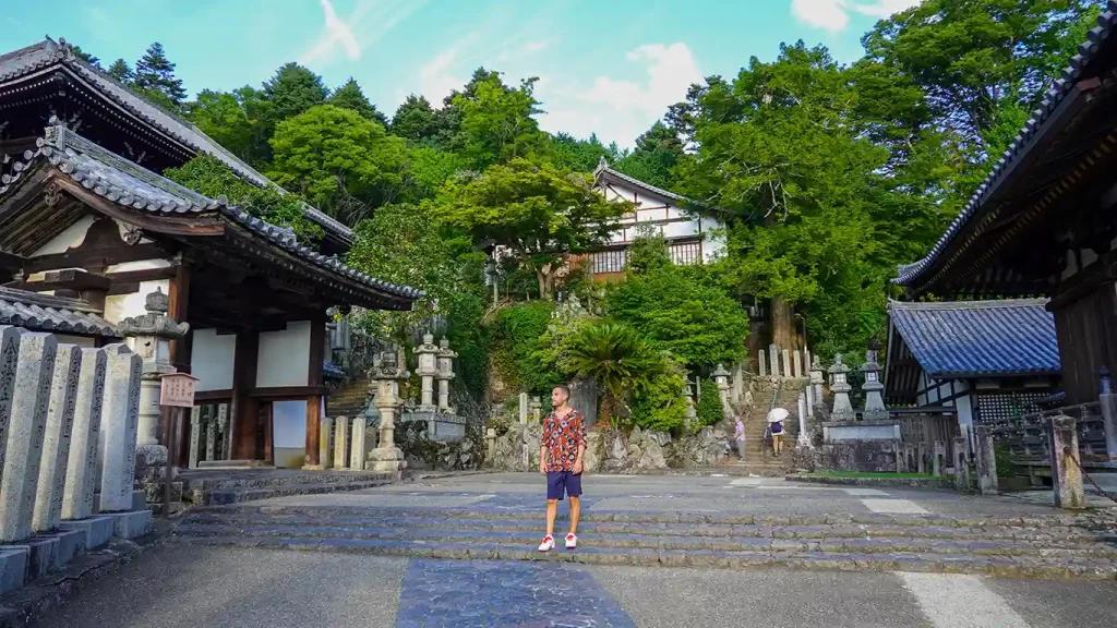 Joan en un templo al que llegamos con Google Maps