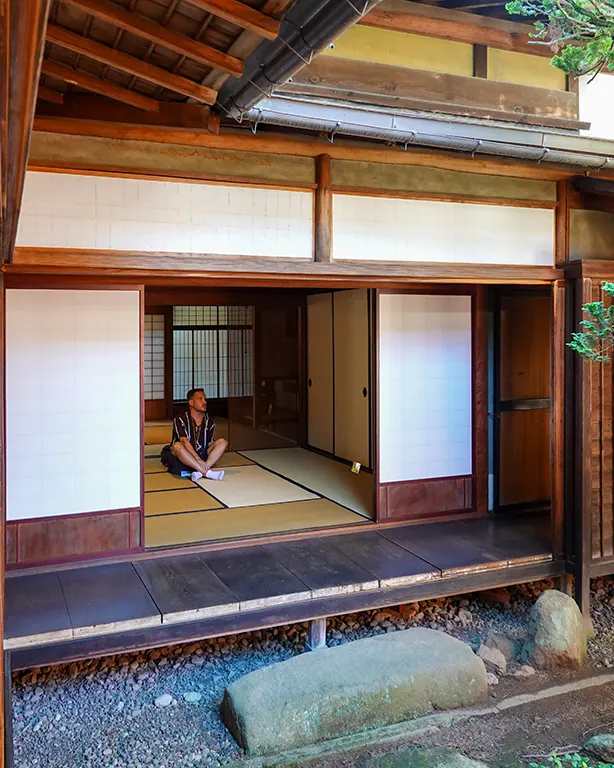 Joan sentado sobre un tatami en un edificio tradicional de Takayama