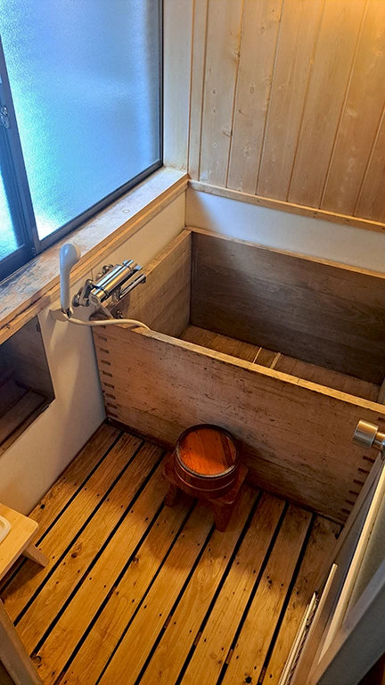 Bañera cerezo en nuestro ryokan Takayama