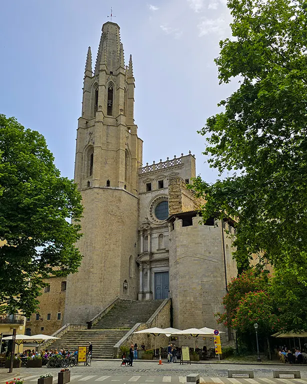 Vistas exteriores de la Basílica de Sant Feliu en Girona