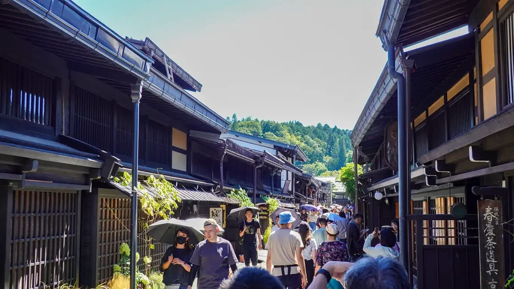 Calle principal gente paseando Takayama