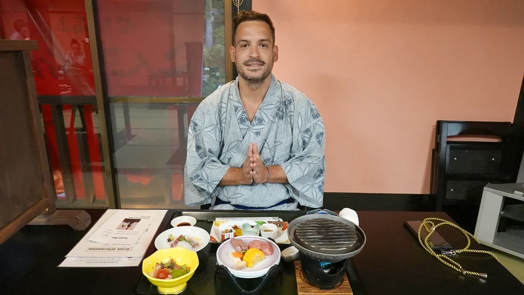 Comiendo carne de hida en hotel en Takayama